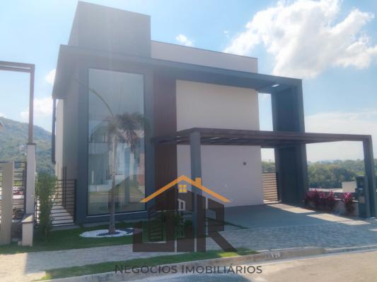 LINDA CASA EM CONDOMÍNIO FECHADO COM SEGURANÇA 24 HORAS