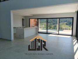 LINDA CASA EM CONDOMÍNIO FECHADO COM SEGURANÇA 24 HORAS