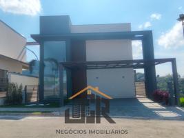 LINDA CASA EM CONDOMÍNIO FECHADO COM SEGURANÇA 24 HORAS