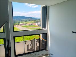 LINDA CASA EM CONDOMÍNIO FECHADO COM SEGURANÇA 24 HORAS