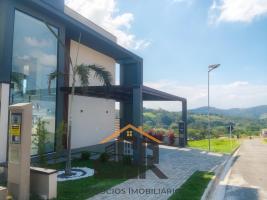 LINDA CASA EM CONDOMÍNIO FECHADO COM SEGURANÇA 24 HORAS