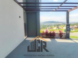 LINDA CASA EM CONDOMÍNIO FECHADO COM SEGURANÇA 24 HORAS