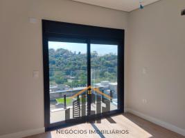 LINDA CASA EM CONDOMÍNIO FECHADO COM SEGURANÇA 24 HORAS